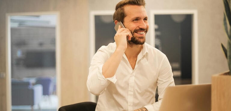 un dirigeant au téléphone au bureau
