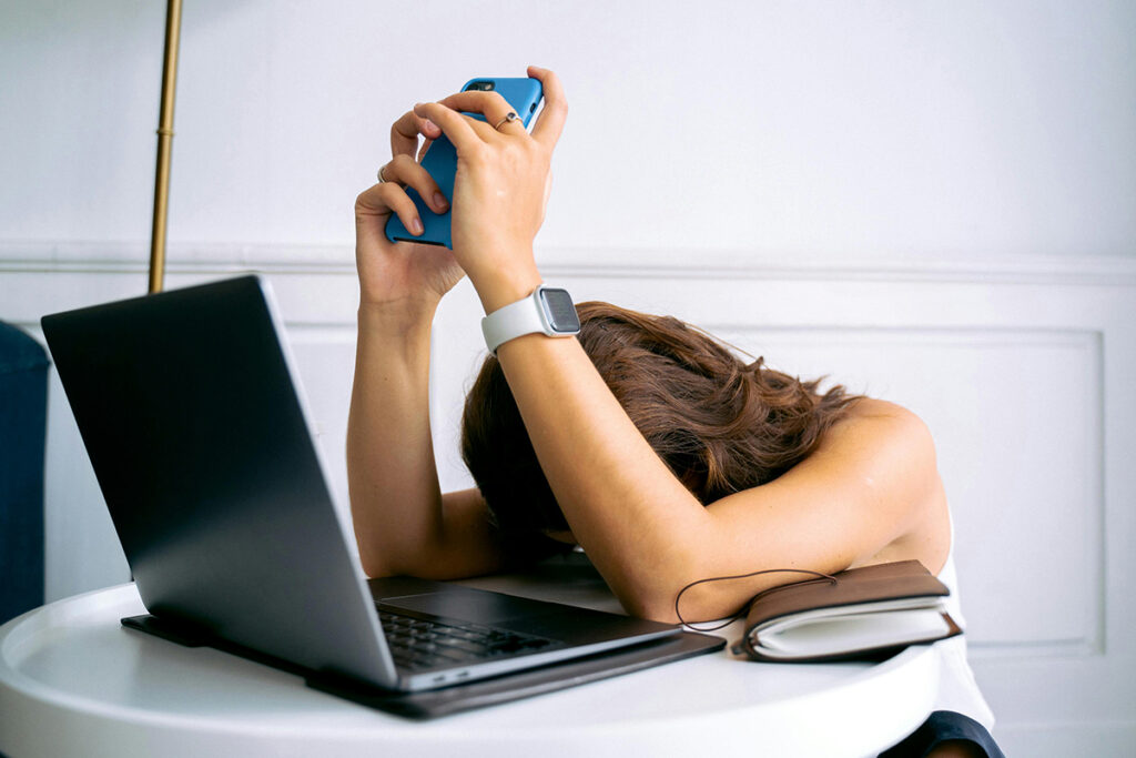 jeune femme en plein burn-out devant son ordinateur